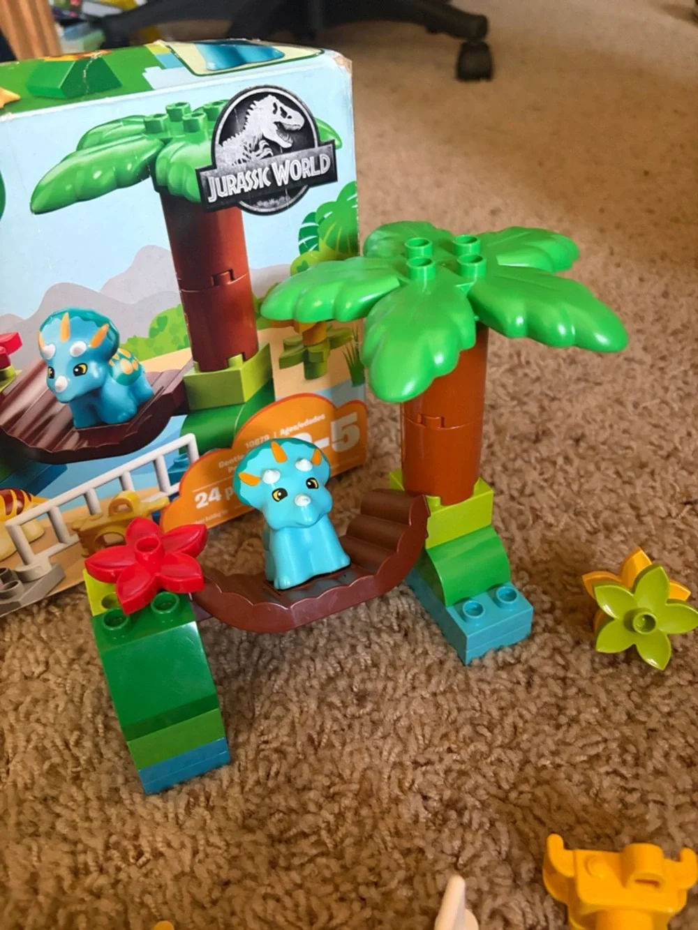 LEGO Duplo Jurassic World Gentle Giants Petting Zoo 10879 - Picture 4 of 9